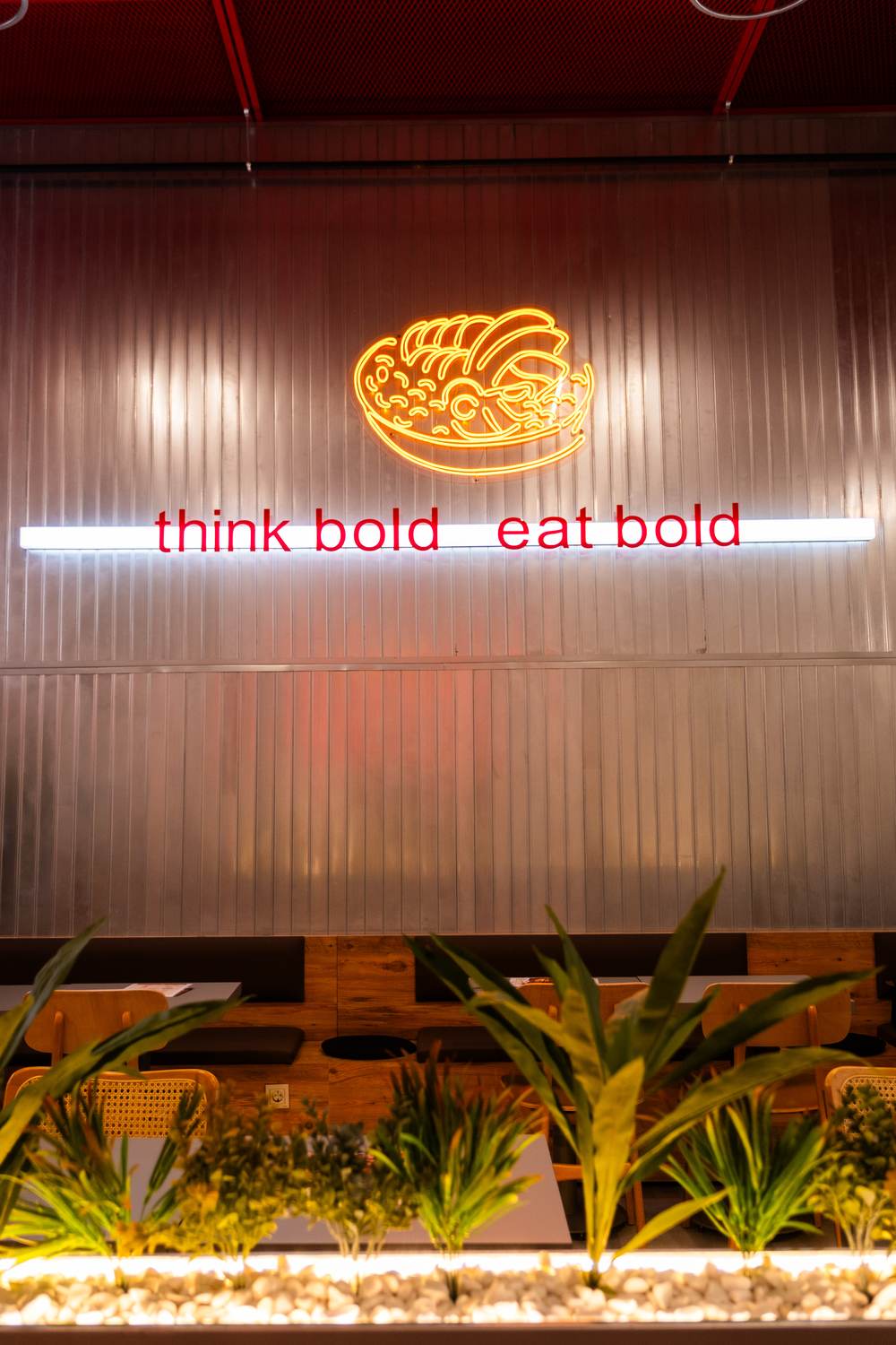 Rebel şubesinin iç mekanı: duvarda neon slogan