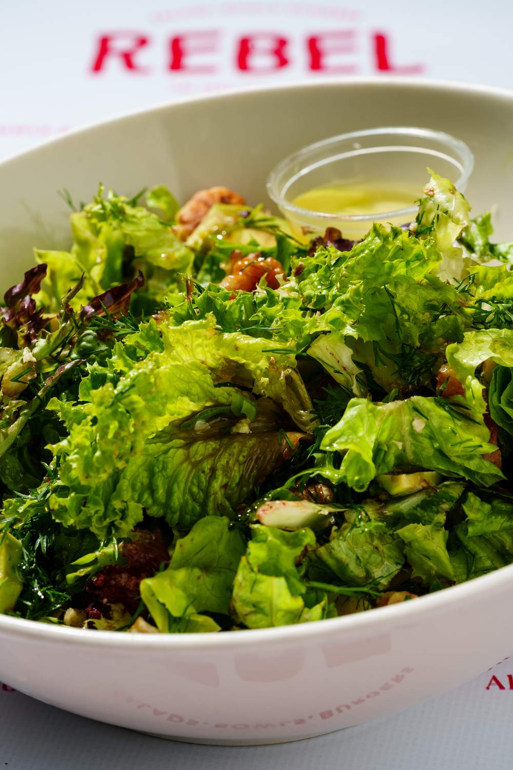 Rebel menüsünden bir kase salata
